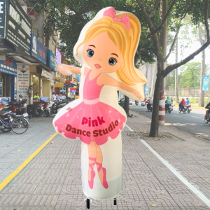 Rối hơi vẫy tay cô bé múa ballet