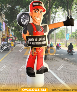 RỐI HƠI VẪY TAY HÌNH CHÀNG TRAI CỬA HÀNG LỐP XE