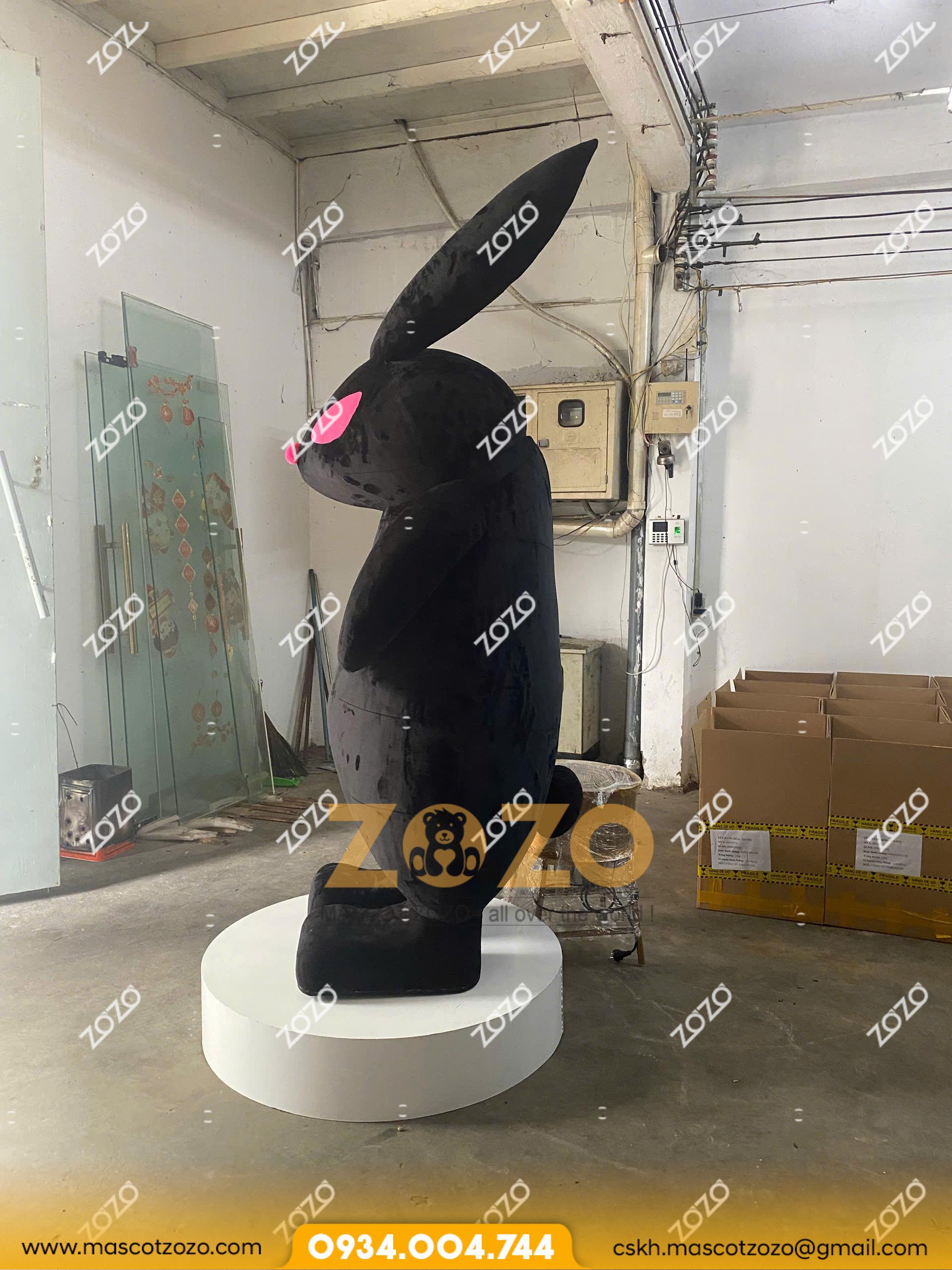 MÔ HÌNH XỐP MASCOT THỎ ĐEN - Ảnh 3